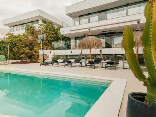 Villa moderna con vista panorámica y piscina - ES-175-62