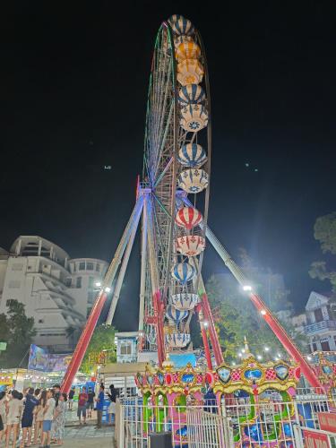 a ferris wheel at a carnival at night at Tùng Linh Hotel in Sầm Sơn