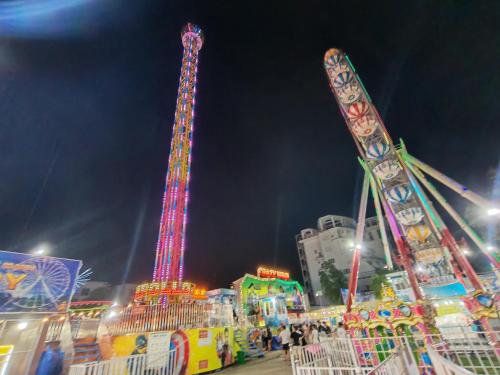 a carnival with two tall towers at night at Tùng Linh Hotel in Sầm Sơn