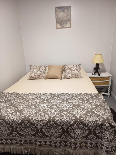 a bedroom with a bed and a table with a lamp at Refugio Don Rogelio in Minas