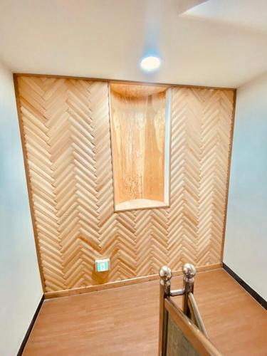 a corner of a room with a wooden wall at Gumi stayraum in Gumi