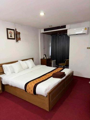 a bedroom with a large bed in a room at Chiangdaoinnhotel โรงแรมเชียงดาวอินน์ in Chiang Dao