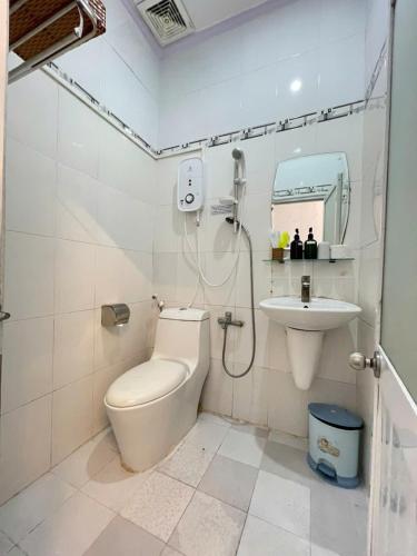 a bathroom with a toilet and a sink at My Kim Hotel - Ngay Bến Ninh Kiều in Can Tho