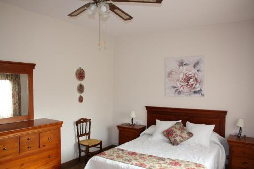 - une chambre avec un lit et un ventilateur de plafond dans l'établissement La Cruz Verde, à Tembleque