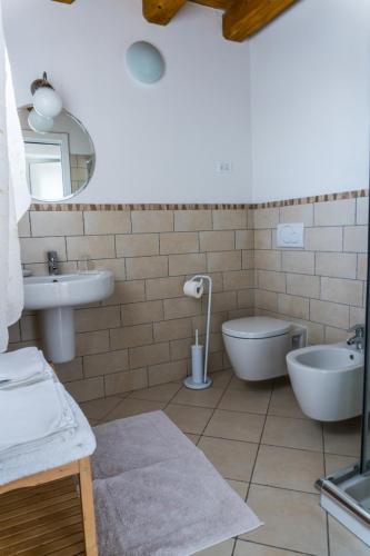 a bathroom with a sink and a toilet and a mirror at Agriturismo Dai Gobbi in Fara Vicentino