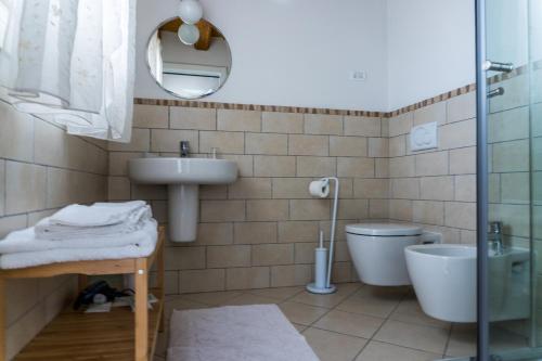 a bathroom with a sink and a toilet at Agriturismo Dai Gobbi in Fara Vicentino