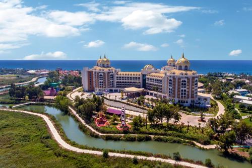 una vista aérea del hotel y casino Disney Palace en Delphin BE Grand Resort, en Lara