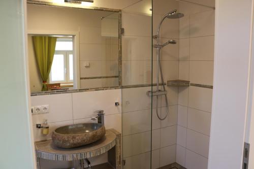 a bathroom with a sink and a shower at Gästehaus Alte Bäckerei in Dachwig