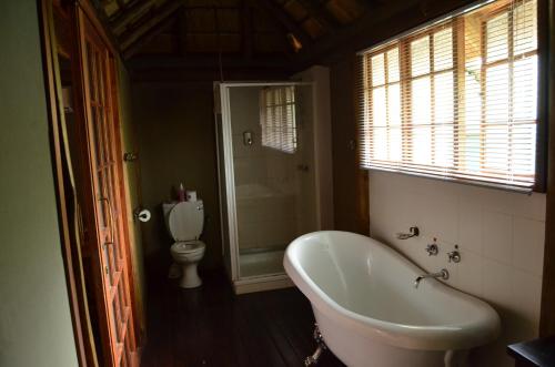 Kylpyhuone majoituspaikassa Acasia Guest Lodge