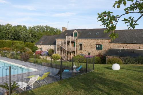 a house with a swimming pool in the yard at Les Keriaden's in Pleudihen