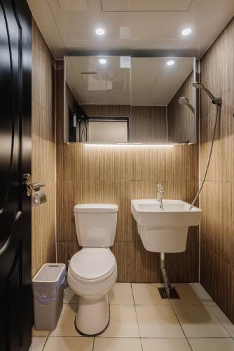 a bathroom with a toilet and a sink at 포켓서울 문래점 in Seoul