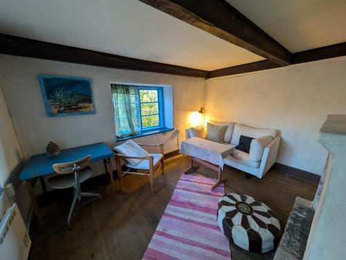 an overhead view of a living room with a couch and a table at Lillstugan på Lansa in Aurgrund