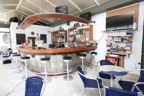 Ο χώρος του lounge ή του μπαρ στο Artemis Apartments 