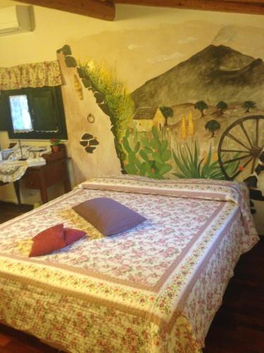 1 dormitorio con 1 cama con una pintura en la pared en B&B La Vetreria Almarù, en Catania