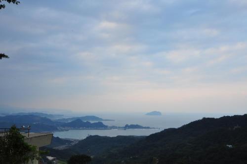 a view of a body of water from a mountain at Aegean Sea Guest House in Jiufen