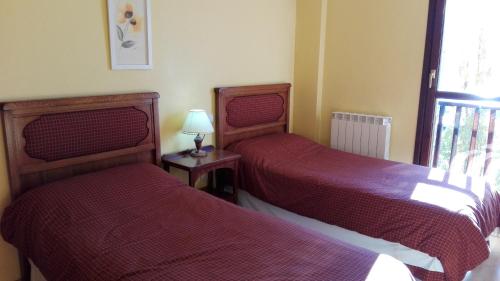 two beds sitting next to each other in a room at Apartamentos Ball Benas Edificio Prados de Velarta in Cerler