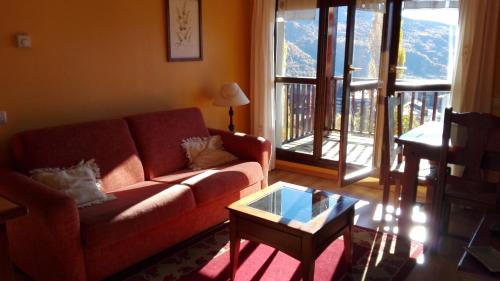a living room with a couch and a coffee table at Apartamentos Ball Benas Edificio Prados de Velarta in Cerler