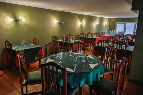 Un restaurante o sitio para comer en Hostal Stella Del Mare