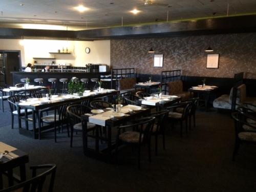 une salle à manger avec des tables et des chaises dans un restaurant dans l'établissement Hotel Alfacentrum, à Valašské Klobouky