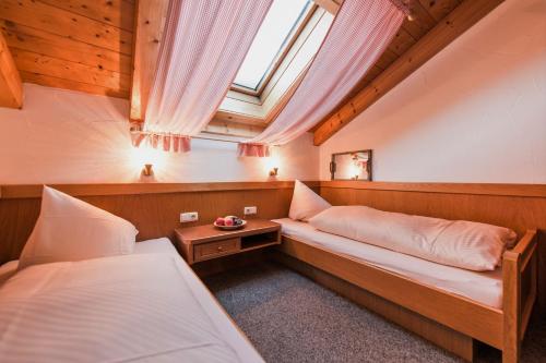 Giường trong phòng chung tại Alpenflair Ferienwohnungen Whg. 304+203