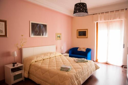 A bed or beds in a room at Alma b&b