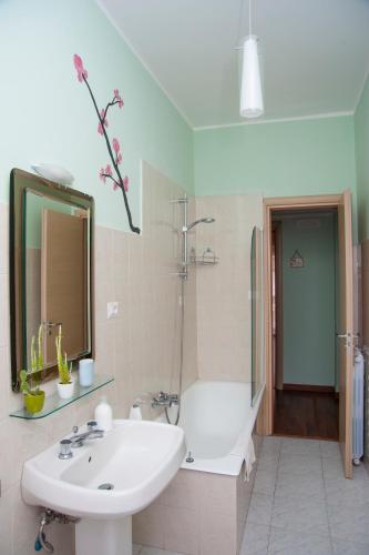 a bathroom with a sink and a bath tub at Alma b&b in Crotone