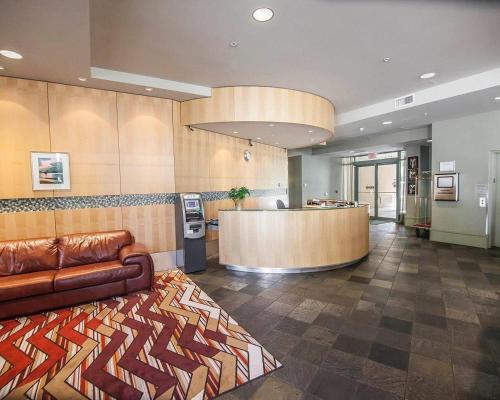 a lobby with a leather couch and a reception desk at Comfort Hotel Vancouver Airport in Richmond