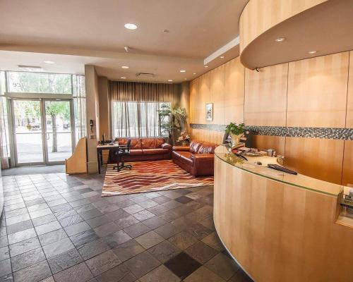 a lobby with a leather couch and a table at Comfort Hotel Vancouver Airport in Richmond