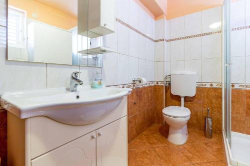 Et badeværelse på Dina Apartments