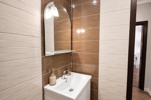 a bathroom with a sink and a mirror at Cozy & Elegant Stay in Veliko Tŭrnovo