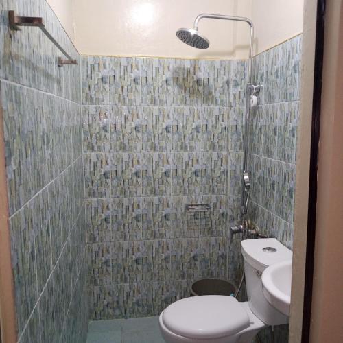 ein Badezimmer mit Toilette und Dusche in der Unterkunft CLM Beach Resort in Medellin