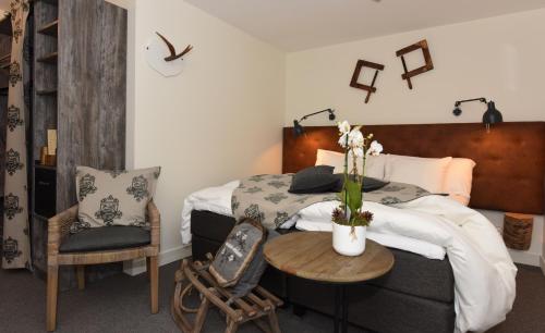 - une chambre avec un lit, une table et une chaise dans l'établissement Hotel Mezzo, à Sälen