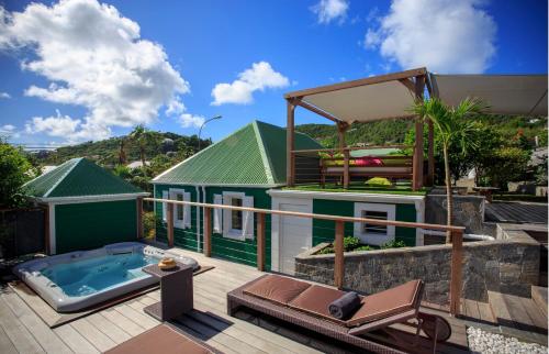 una casa con bañera de hidromasaje en una terraza en Villa Eugénie, en Gustavia