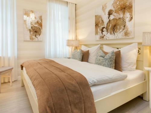 ビンツにあるVilla Frigga & Villa Freiaのベッドルーム1室(大型ベッド1台、白いシーツ、枕付)