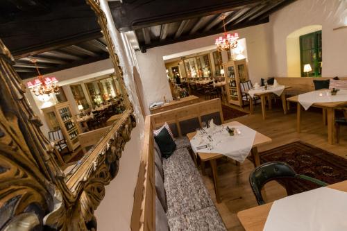Reštaurácia alebo iné gastronomické zariadenie v ubytovaní Hotel Fahrnberger