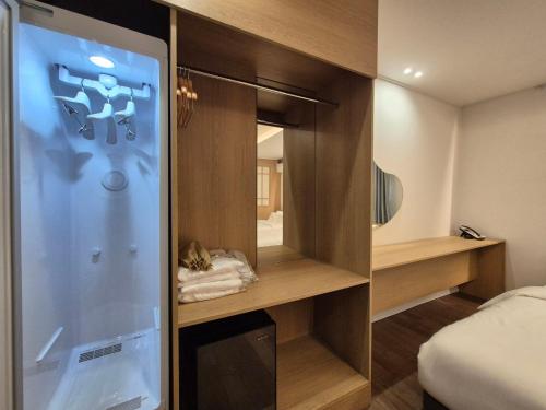 a hotel room with a shower and a bed at Hotel Ieum Mokpo peace square branch in Mokpo