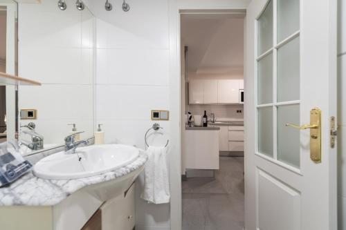 A bathroom at Suites Garden Apartamento 15