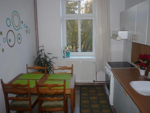 een keuken met een tafel en stoelen en een raam bij Mladé Buky 261 in Mladé Buky