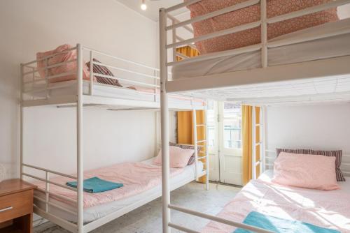 Kerrossänky tai kerrossänkyjä majoituspaikassa Vistas de Lisboa Hostel