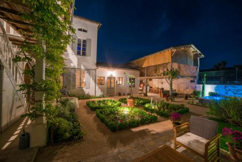 un domaine avec un jardin la nuit dans l'établissement Bed and Breakfast La Cordonnerie, à Villandraut