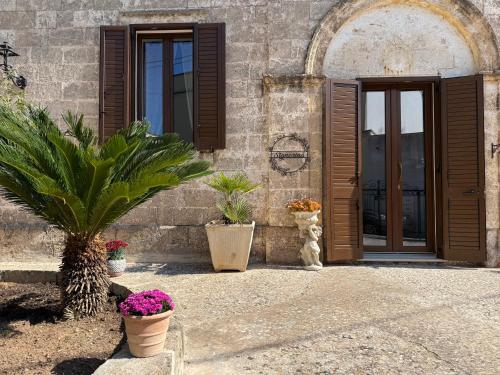a house with plants in front of a door at CasaSignorina in Leuca