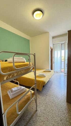 ein Zimmer mit zwei Etagenbetten und einem Fenster in der Unterkunft Hotel Euromar in Rimini