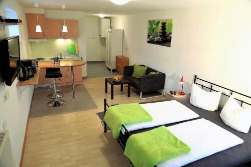 Zimmer mit einem Bett, einer Küche und einem Wohnzimmer in der Unterkunft Pro's Apartment in Hermagor