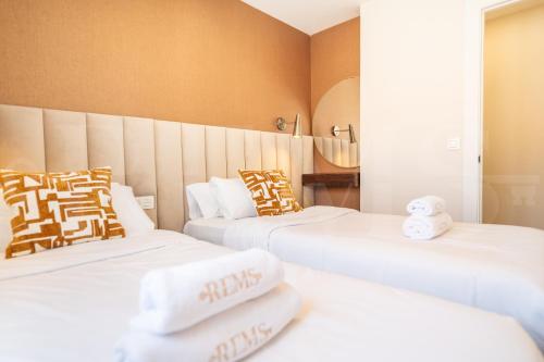 Modern and bright 3 BR apartment with balcony REMS
