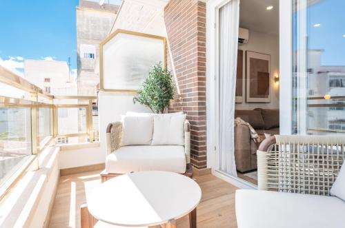 Modern and bright 3 BR apartment with balcony REMS