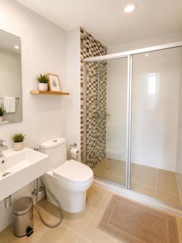 a bathroom with a toilet and a sink and a shower at Condo Tulip Square at Aomnoi in Ban Khlong Om Noi