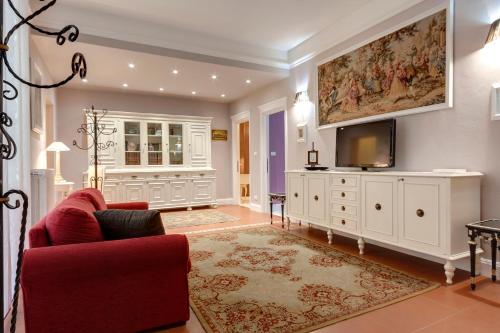 sala de estar con sofá rojo y TV en Florence Apartments, Home Feeling, en Florencia