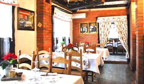 a restaurant with tables and chairs and a brick wall at Labirynt in Łomża