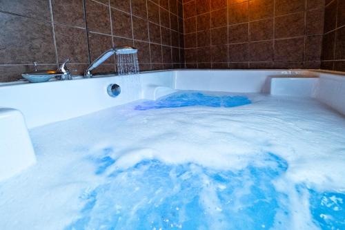 Studio with Spa Bath