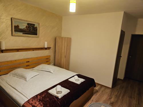 ein Schlafzimmer mit einem Bett, auf dem zwei Handtücher liegen in der Unterkunft Casa LA SAAL - Seica Mare Sibiu in Şeíca Mare